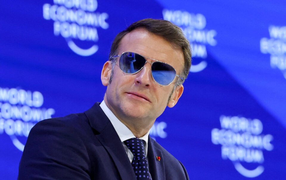 ong-trump-cham-choc-ong-macron-deo-kinh-ram-tai-davos