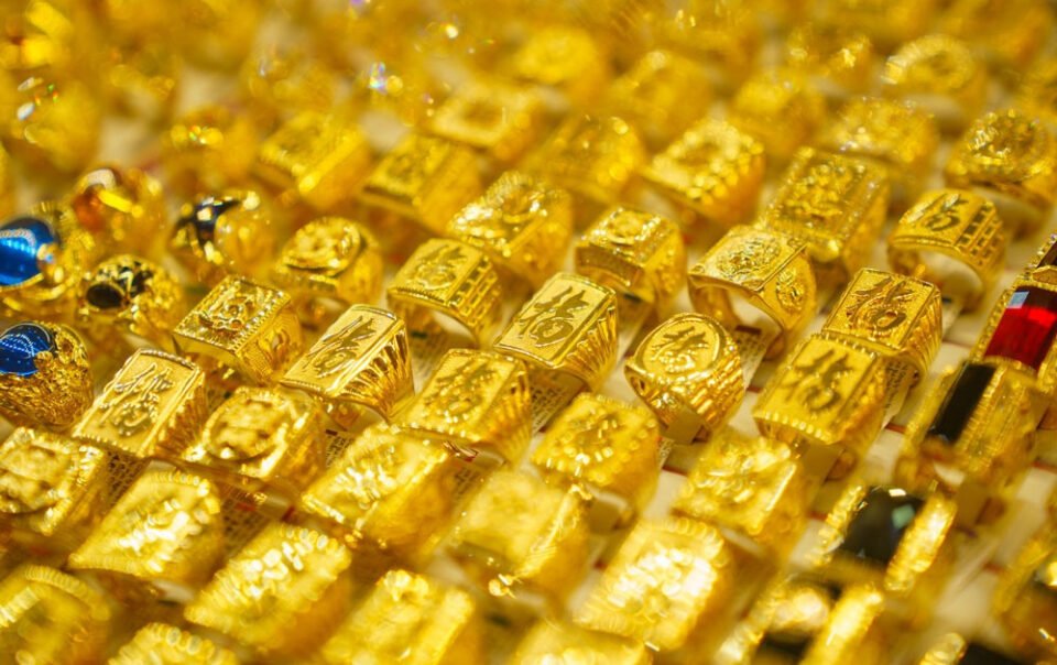 vang-giam-manh-nhung-van-neo-cao,-thi-truong-toan-cau-dao-chieu