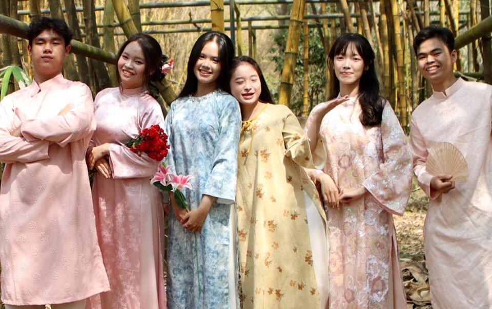 gioi-tre-dien-ao-dai-'check-in'-hang-tre-dep-mat-trong-cong-vien-o-tphcm