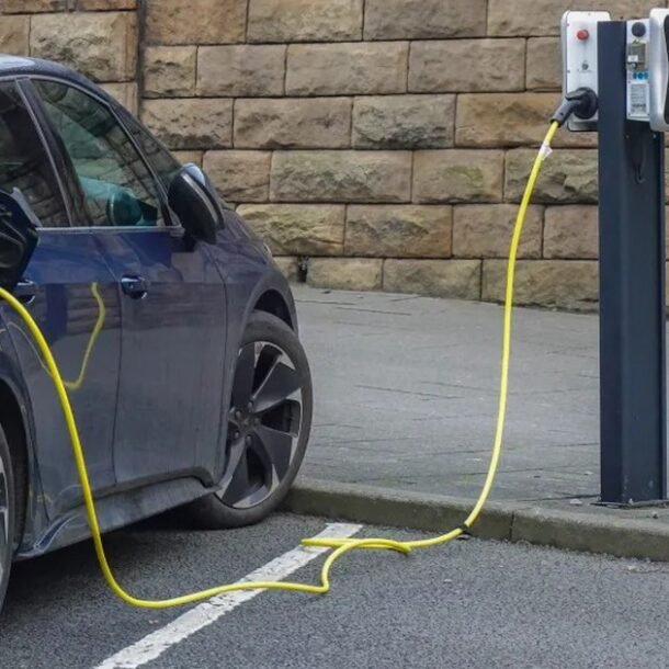 thi-diem-do-xe-dien-mien-phi-trong-thanh-pho,-quy-dinh-moi-gay-tranh-cai