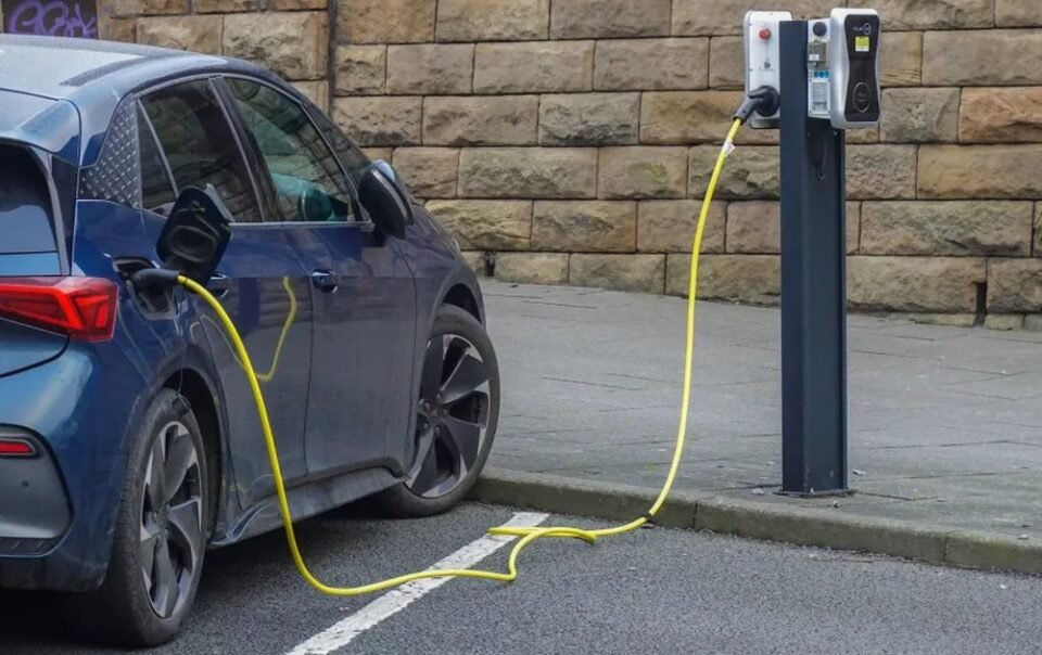 thi-diem-do-xe-dien-mien-phi-trong-thanh-pho,-quy-dinh-moi-gay-tranh-cai