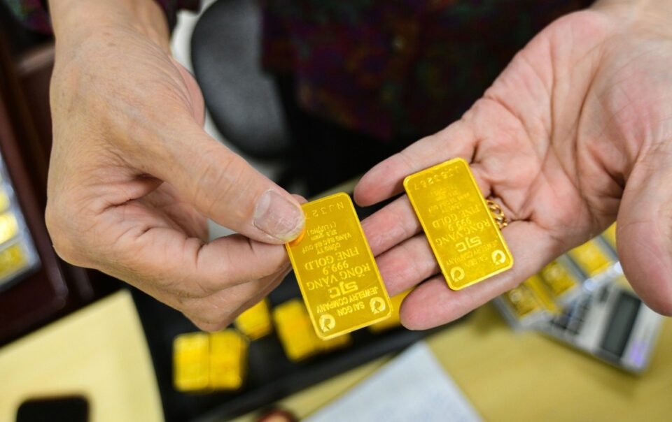 tu-9-2,-tich-thu-vang-mieng-neu-giao-dich-o-tiem-khong-duoc-phep-mua-ban-vang-mieng