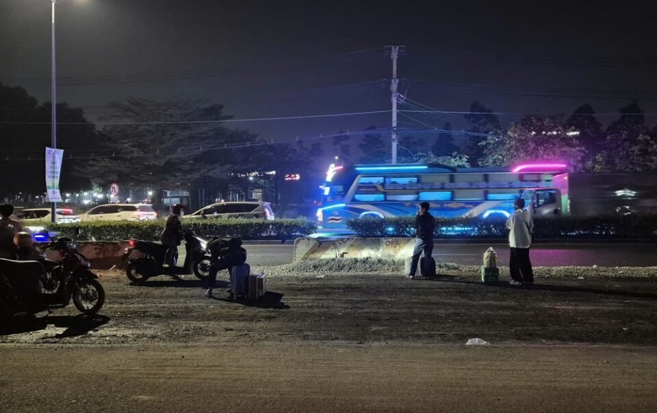 roi-thanh-pho-ve-que-don-tet-som