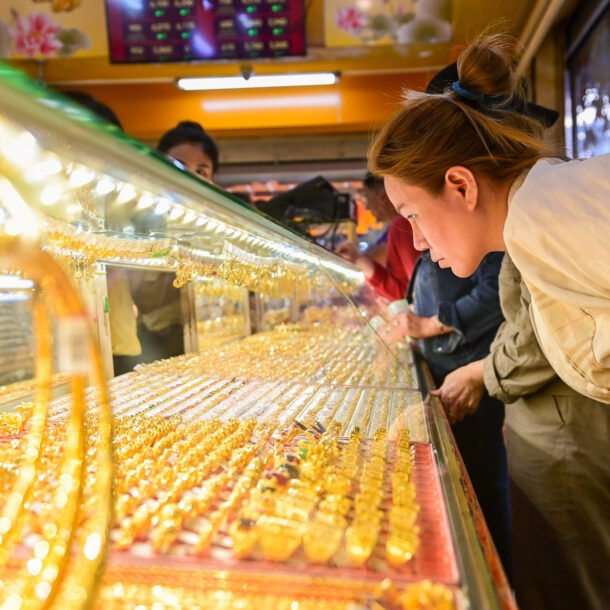 gia-vang-tang-manh,-san-giao-dich-vang-duoc-ky-vong-ha-nhiet-dau-co