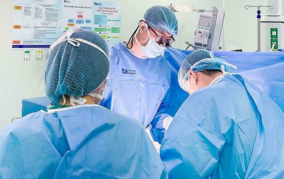 be-trai-bi-ap-xe-do-manh-go-ket-trong-dui