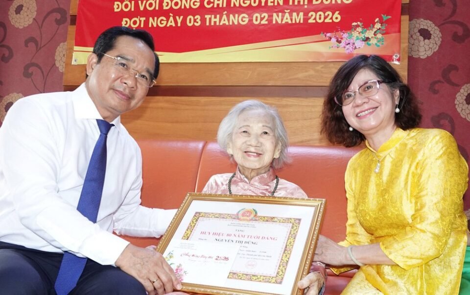 chu-tich-ubnd-tp.hcm-trao-huy-hieu-80-nam-tuoi-dang-cho-cu-ba-96-tuoi