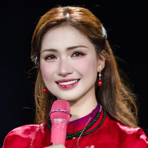23-ti-va-8.000-khan-gia:-hoa-minzy-toa-sang-voi-fan-concert-giua-nhung-on-ao