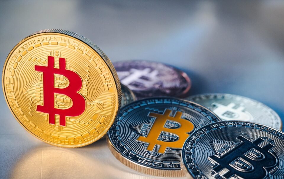 bitcoin-breaks-key-support,-analyst-signals-lower-levels-ahead