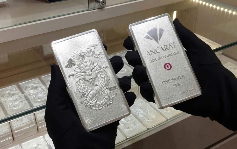 gia-bac-tiep-tuc-tang,-nha-dau-tu-ngong-‘ve-bo’