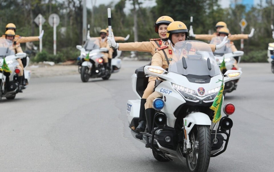 csgt-se-dung-mo-to,-o-to-dan-duong-cho-nguoi-dan-ve-que-an-tet