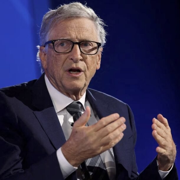 bill-gates-hoi-han-ve-‘moi-giay-phut’-o-canh-epstein