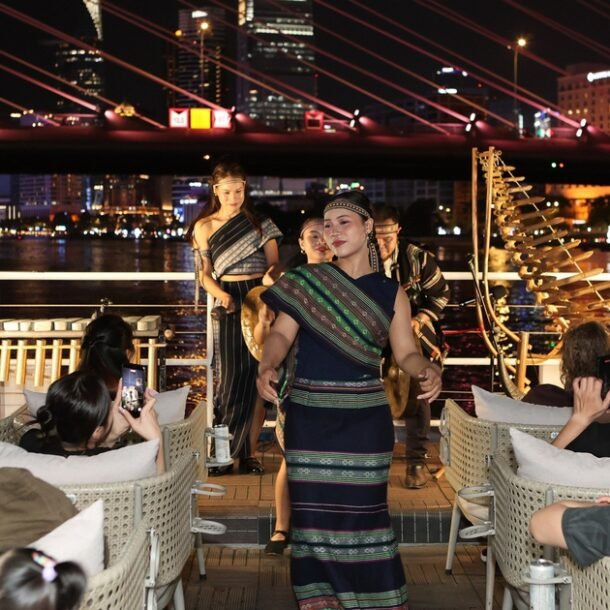 dua-cong-chieng-tay-nguyen-len-buyt-song-2-tang,-khach-tay-thich-thu