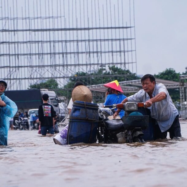 ha-noi-lam-khan-cap-2-be-ngam-chong-ngap,-mot-be-xay-o-pho-co