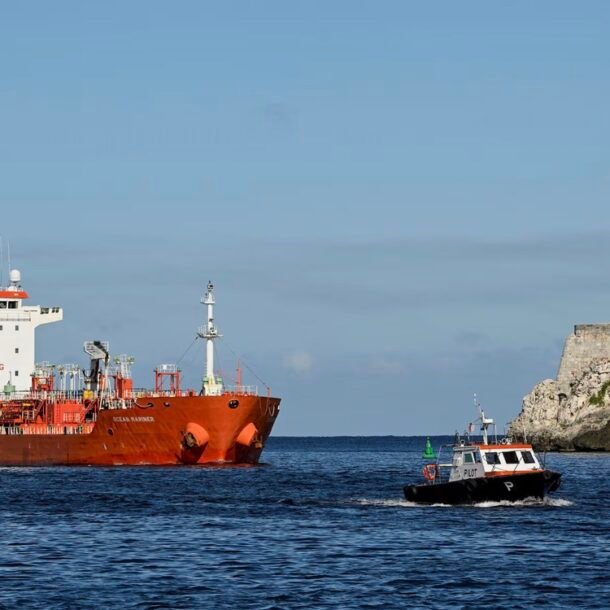 reuters:-mexico-dang-tim-cach-gui-nhien-lieu-sang-cuba-ma-khong-bi-my-tra-dua