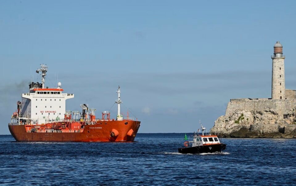 reuters:-mexico-dang-tim-cach-gui-nhien-lieu-sang-cuba-ma-khong-bi-my-tra-dua