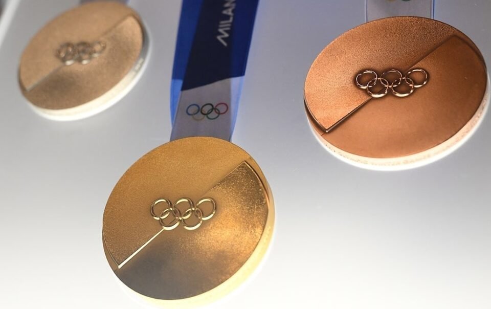 huy-chuong-olympic-dat-do-vi-gia-vang,-bac