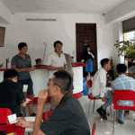 Tết đến gần, điểm bán vé số Vietlott đông người tham gia