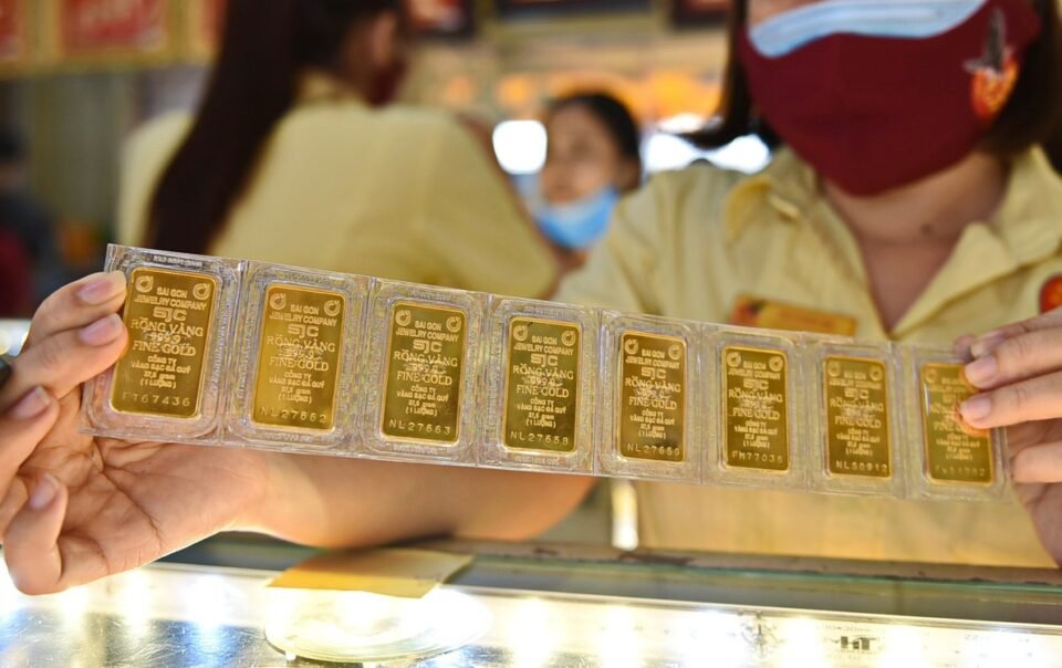 gia-vang-bac-bat-ngo-quay-dau-giam-manh