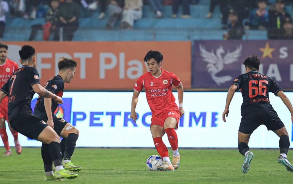 v-league-cuon-hut-khan-gia-nho-dan-cau-thu-tre-tai-nang