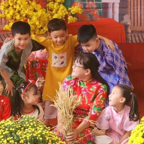 giao-vien-tp.hcm-bat-dau-nhan-tien-qua-tet-2-trieu-dong/nguoi