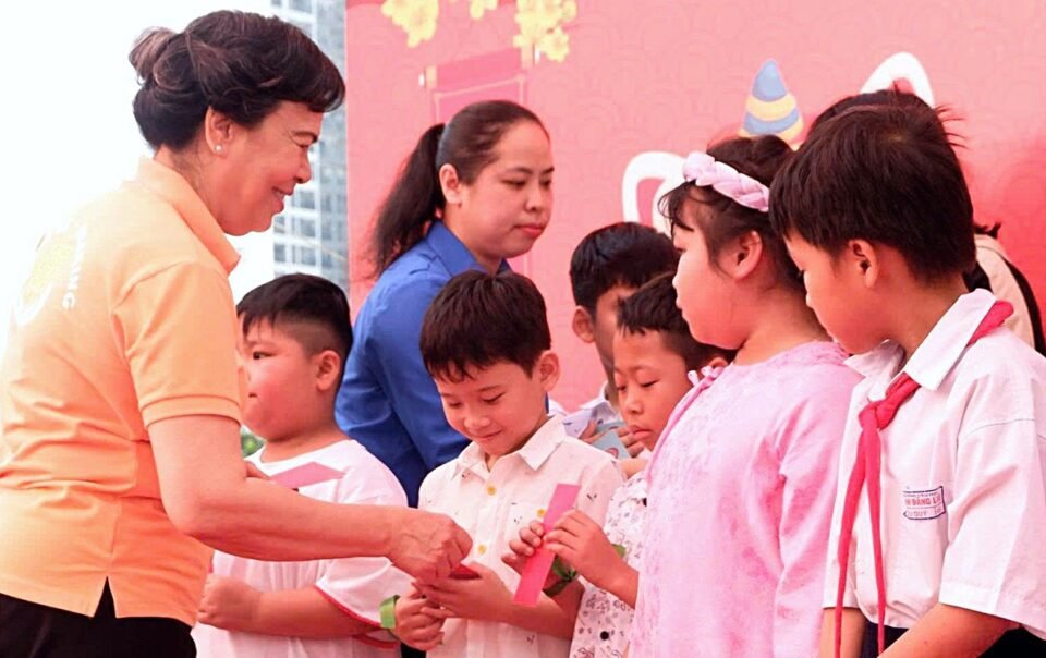 dong-day-tet-yeu-thuong-cho-tre