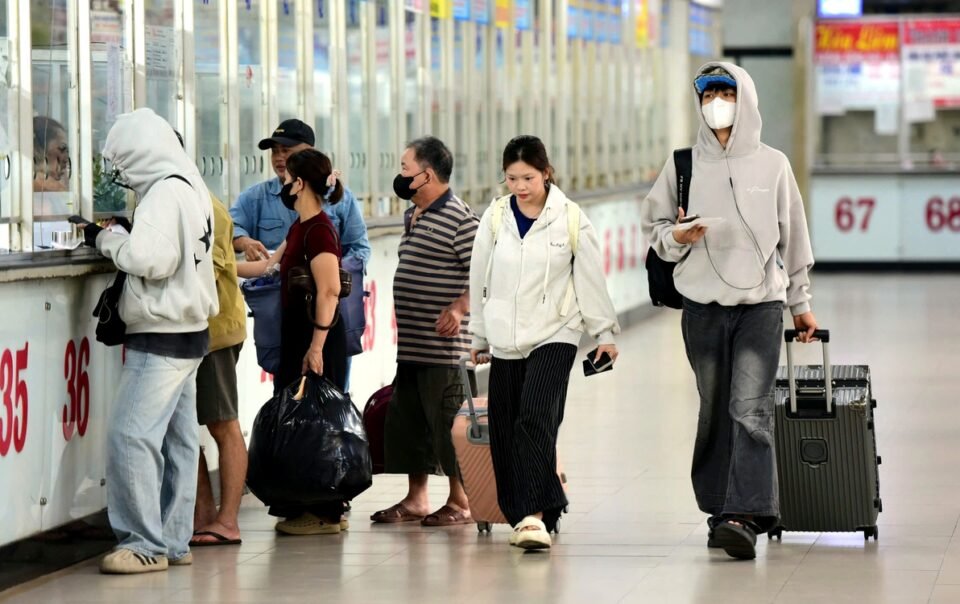 ve-xe-ve-mien-trung-‘chay’-som,-ben-tang-cuong-xe,-gia-tang-40-60%