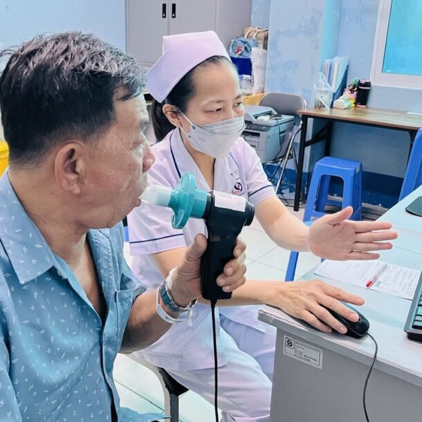 nguoi-lang-le-dong-hanh-cung-hoi-tho-cua-benh-nhan