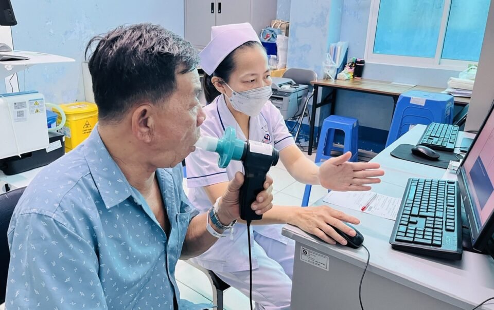 nguoi-lang-le-dong-hanh-cung-hoi-tho-cua-benh-nhan