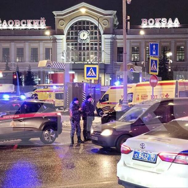 no-ben-ngoai-nha-ga-o-thu-do-matxcova,-canh-sat-thiet-mang