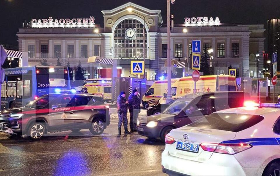 no-ben-ngoai-nha-ga-o-thu-do-matxcova,-canh-sat-thiet-mang