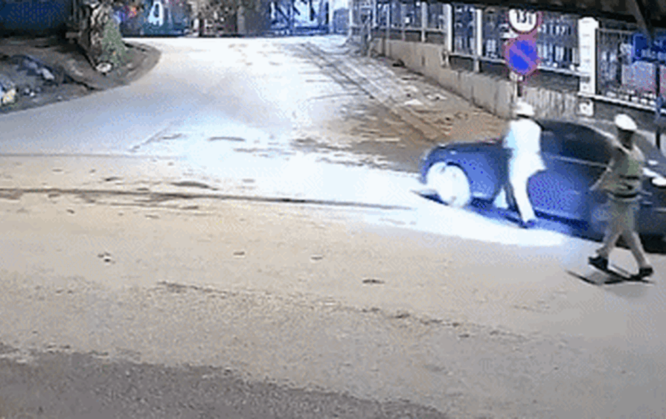 bat-tam-giam-tai-xe-keo-kinh-o-to-kep-tay-thieu-ta-csgt-roi-tang-ga-bo-chay