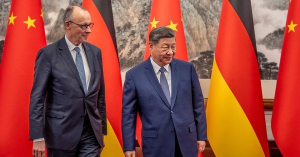 tranh-thu-ph&iacute;a-n&agrave;y,-tang-the-voi-b&ecirc;n-kia