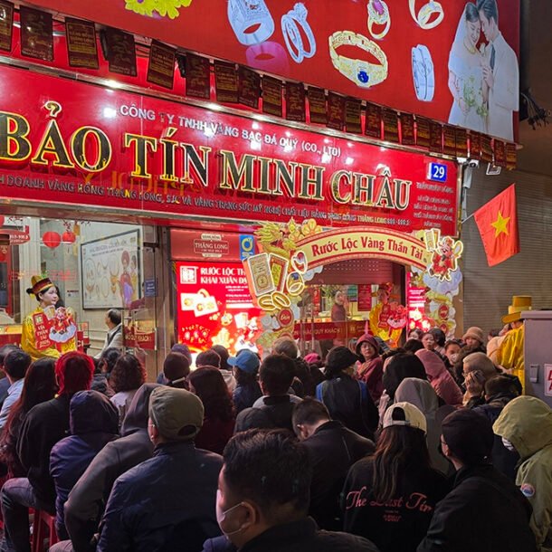 xep-hang-tu-3-gio-sang-mua-vang-than-tai,-nhieu-nguoi-lai-dam-sau-mot-nam