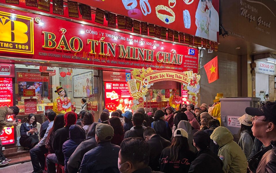 xep-hang-tu-3-gio-sang-mua-vang-than-tai,-nhieu-nguoi-lai-dam-sau-mot-nam