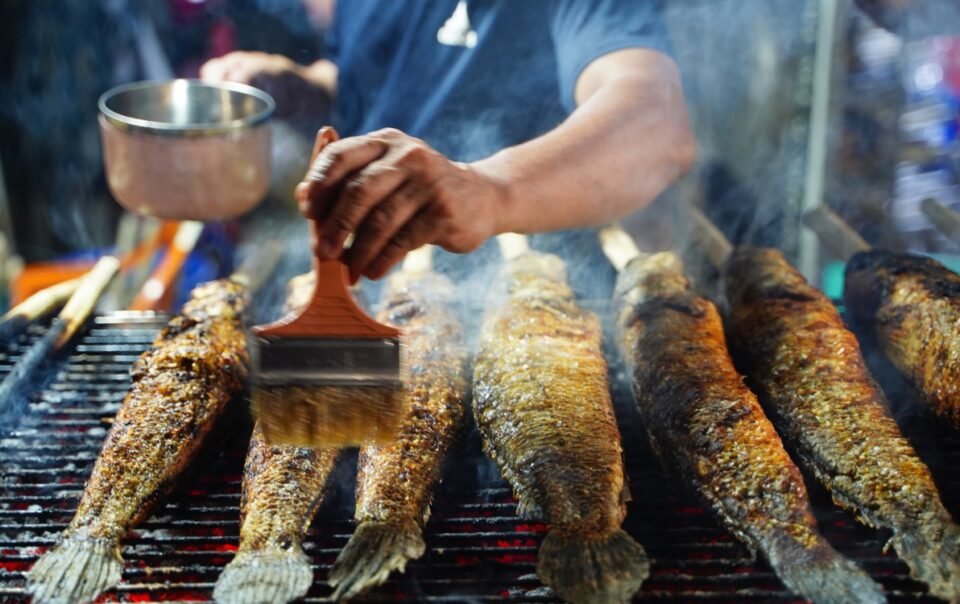 do-lua-xuyen-dem-nuong-hang-ngan-ca-loc-cho-ngay-via-than-tai