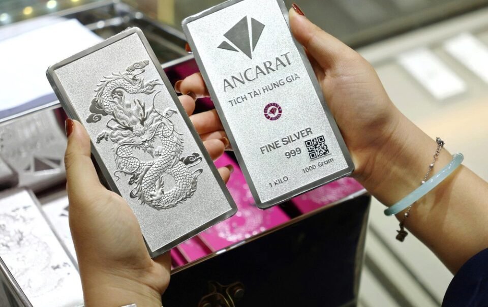 gia-bac-tren-92-trieu-dong,-nhieu-nguoi-tranh-thu-chot-loi