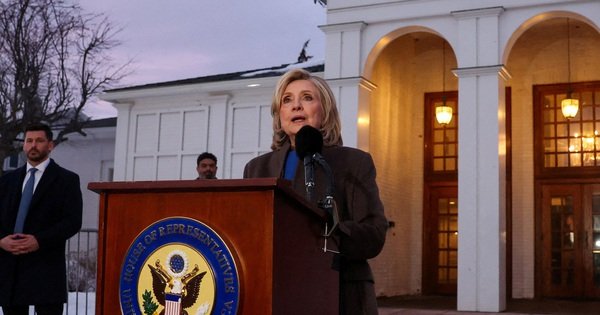 ra-dieu-tran-ve-vu-epstein,-b&agrave;-clinton-n&oacute;i-&ocirc;ng-trump-cung-phai-dieu-tran