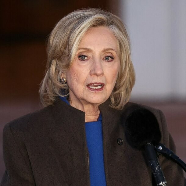 ba-hillary-cong-kich-ong-trump-khi-dieu-tran-ve-ty-phu-au-dam-epstein