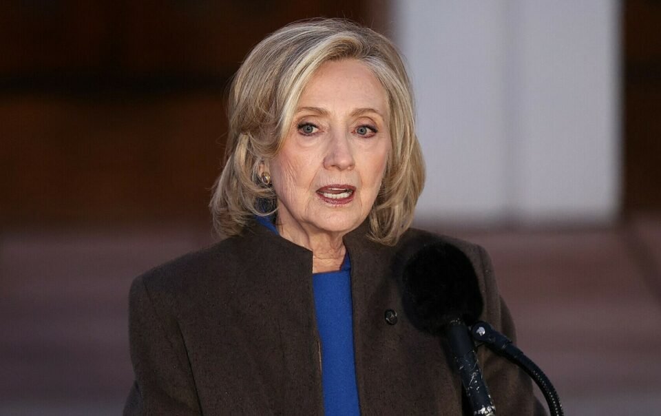 ba-hillary-cong-kich-ong-trump-khi-dieu-tran-ve-ty-phu-au-dam-epstein