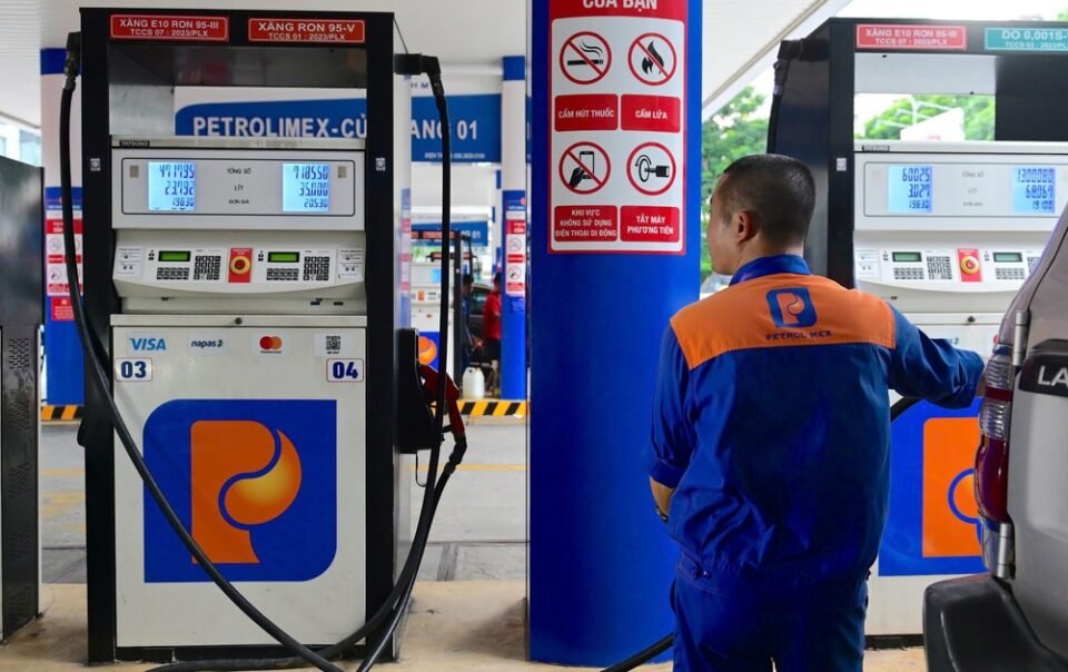 gia-xang-dau-hom-nay-2722026:-tang-manh,-xang-ron-95-v-vuot-moc-21.000-dong/lit