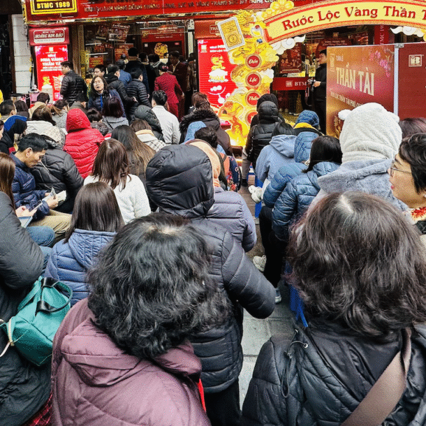 khong-mua-vang-ngay-via-than-tai,-nhieu-nguoi-chon-gui-tiet-kiem-de-‘giu-loc’