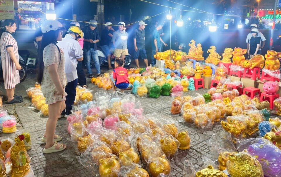 heo-dat-ban-chay-ngay-via-than-tai,-nguoi-dan-‘nuoi-heo’-de-sam-vang