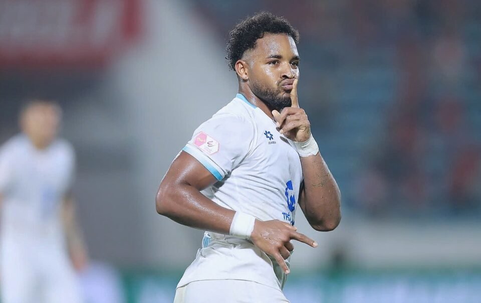 xuan-son-ghi-ban-giup-clb-nam-dinh-ngat-chuoi-10-tran-khong-thang