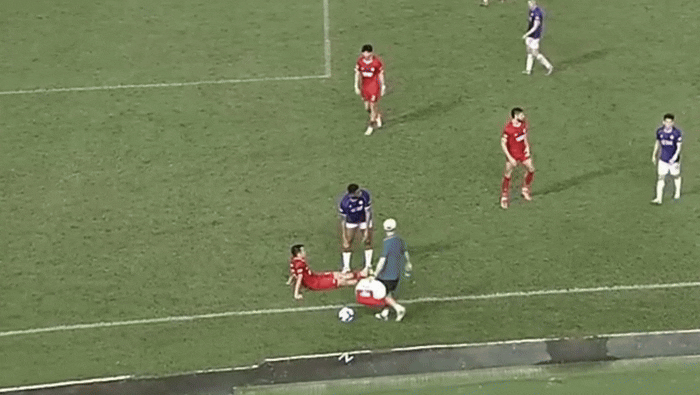 cau-thu-ha-noi-fc-bi-duoi-vi-keo-le-doi-thu-khoi-san