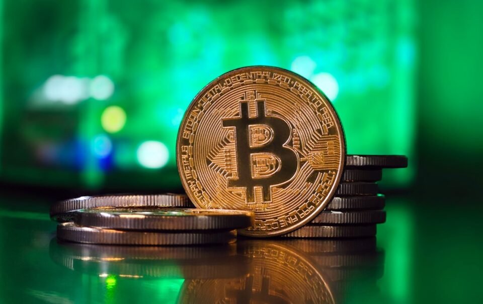 bitcoin-sth-holds-steady:-no-panic-amid-middle-east-conflict-–-details