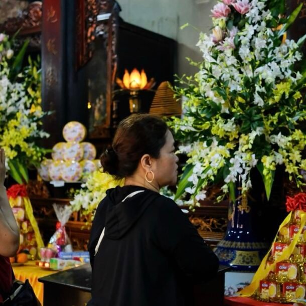 nhung-ngoi-chua-hot-nhat-dip-ram-thang-gieng-o-ha-noi