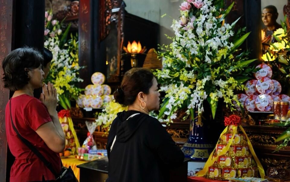 nhung-ngoi-chua-hot-nhat-dip-ram-thang-gieng-o-ha-noi