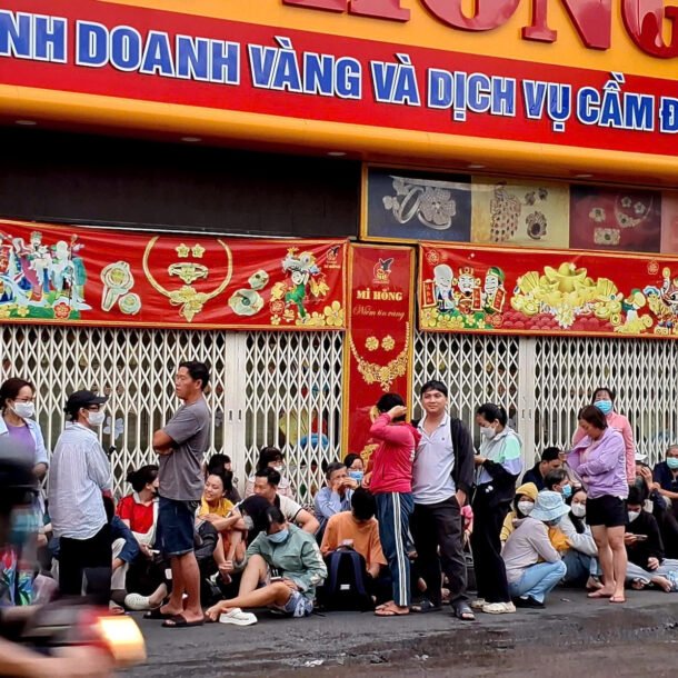 no-rung-chuyen-trung-dong,-nguoi-dan-xep-hang-mua-vang-tu-sang-som