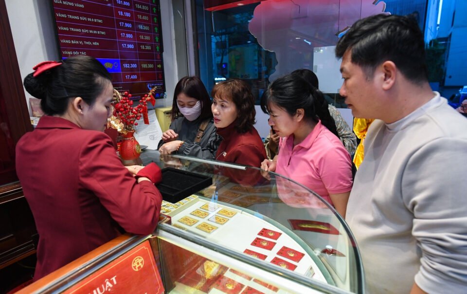 gia-vang-hom-nay-28/2/2026-sjc-tang-phi-ma-3-trieu/luong