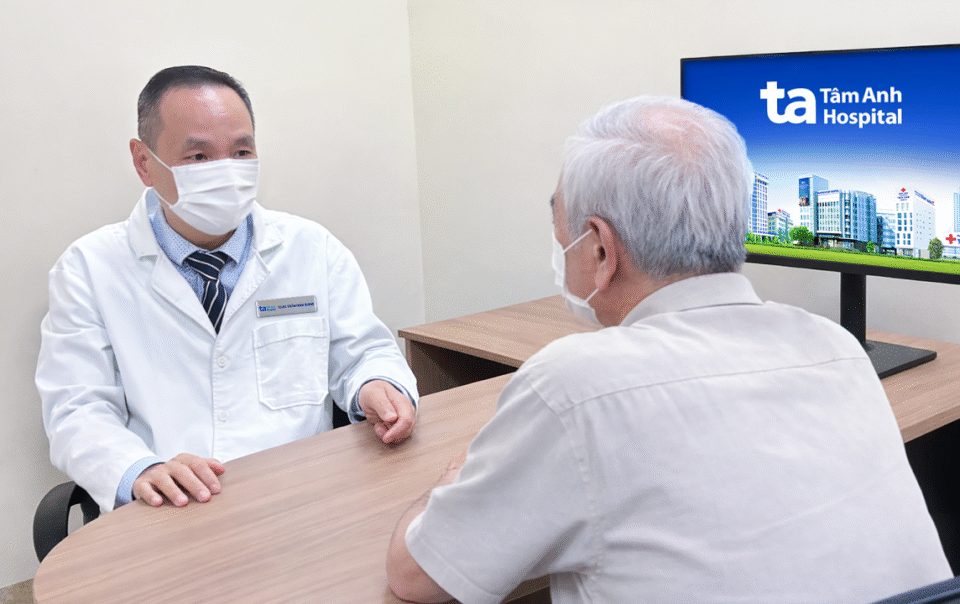 nam-tan-cong-phoi-gay-tran-dich